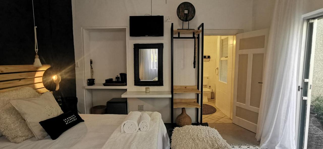 EXQUISITE PRIVATE LUXURY SUITE WITH KING BED at BOKMAKIERIE VILLAS Windhoek Exterior foto